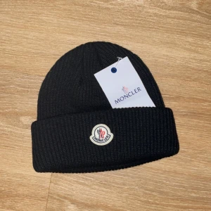 Moncler mössa - Helt ny, oanvänd  One size  Pris kan diskuteras  Scanning fungerar 