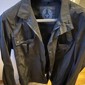 Belstaff jacka  - Pris: 3500kr Belstaff jacka herr Strl: XL Färg: svart  Oanvänd utan anmärkning Äkta / utan kvitto (serienummer)