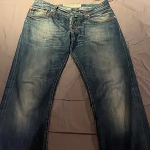 Säljer nu dessa Jacob Cohen jeans i modell 622 (nick slim) storlek 32 då jag har vuxit ur de. Jeansen är i bra skick o redo för ny användare. Nypris är 7000 då de är väldigt exklusiva limited edition.   Kan tänka mig gå ner i pris vid smidig affär