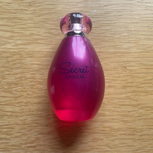 Parfym  - Parfym från la rive, luktar jättegott men passar inte mig. Knappt använd🌸