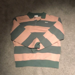 Obey tröja  - En cool Obey tröja med rosa och gröna ränder, säljer den för att den var för stor.