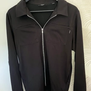 Jacka, Jack & Jones - Tunn jacka med dragkedja Märke: Jack & Jones Skick: Väldigt bra   Köpare betalar frakten!👍🏼