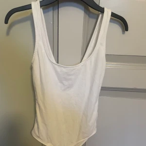 Vit body - Vit body i storlek small. 