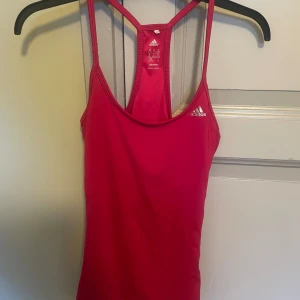 Träningslinne från Adidas - Rosa träningslinne från Adidas i storlek XS. 