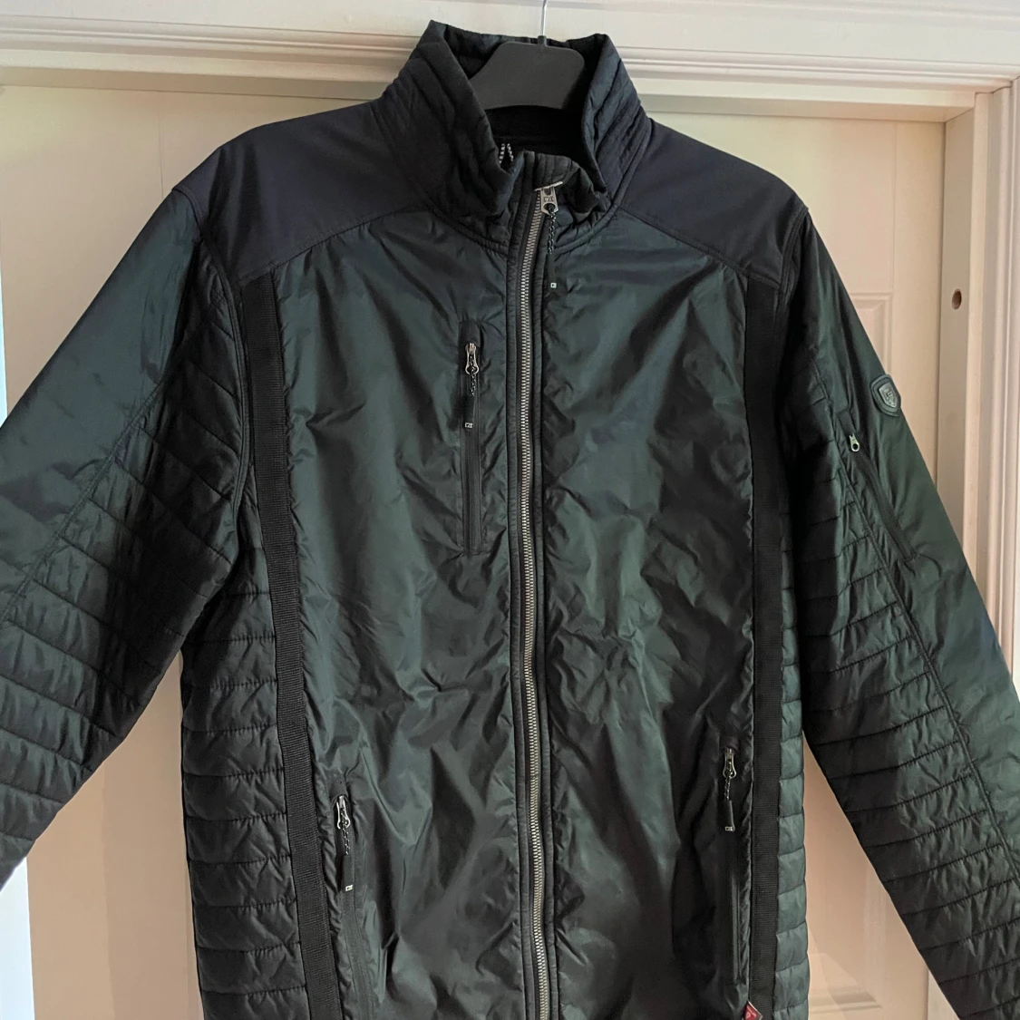Svart Cutter & Buck Windbreaker 