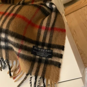 Burberry halsduk - Kashmirblandning halsduk. Tyvärr inget kvitto, eftersom jag fick den av min pappa. 