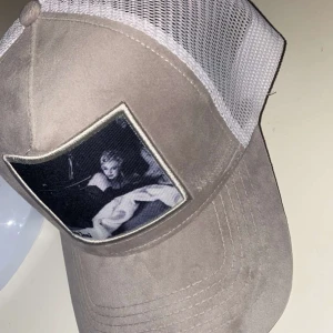 Oanvänd Marlyn keps - Oanvänd velvet keps med tryck.