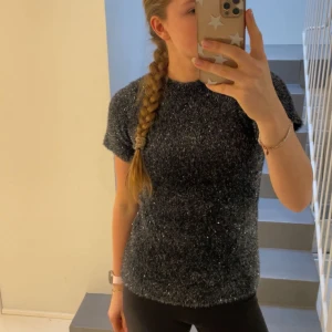 Svart tröja - En ny t-shirt tröja(knit), har glitter, storlek är 130cm med det är perfekt för mig och jag är s och 176cm, biljetterna sparas