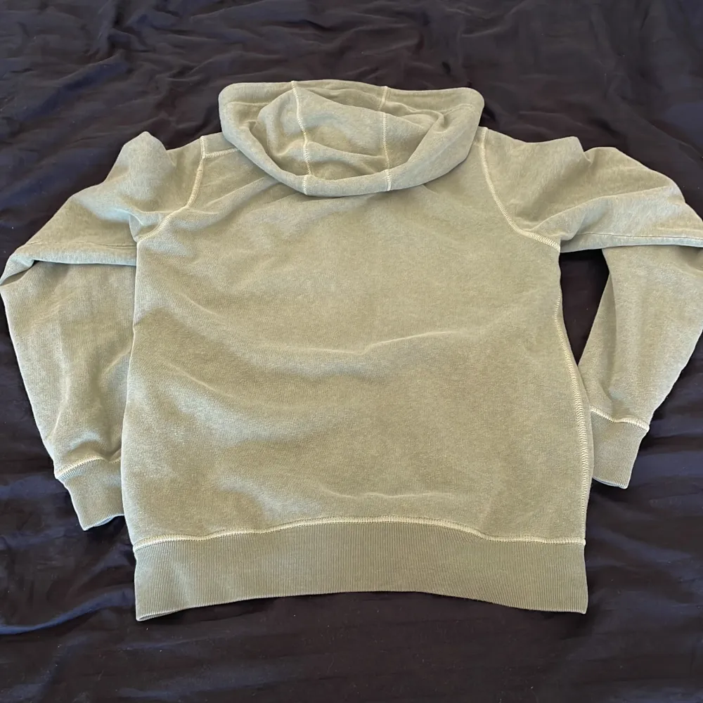 Tjena säljer min stone Island hoodie då den blivit för liten. Den är i storlek S och är i skick 8/10  Hör av dig om du undrar något😁. Hoodies.