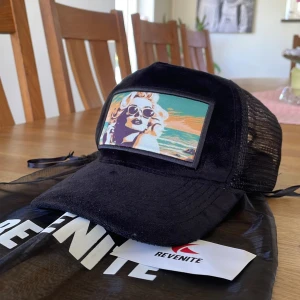 Revenite svart keps 🧢  - Den svarta limiterade kepsen från Revenites är ännu oanvänd. Sedan jag köpte den har den bara legat på hyllan."