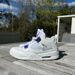 Jordan 4 metallic purple - Tjena säljer nu mina par Jordan 4 metallic purple. Säljer dem då jag köpte dem med för liten storlek och anvpnda ett fåtal gånger. Priset är som det är då jag inte har kvitto hör av er för frågor// Wesslan 