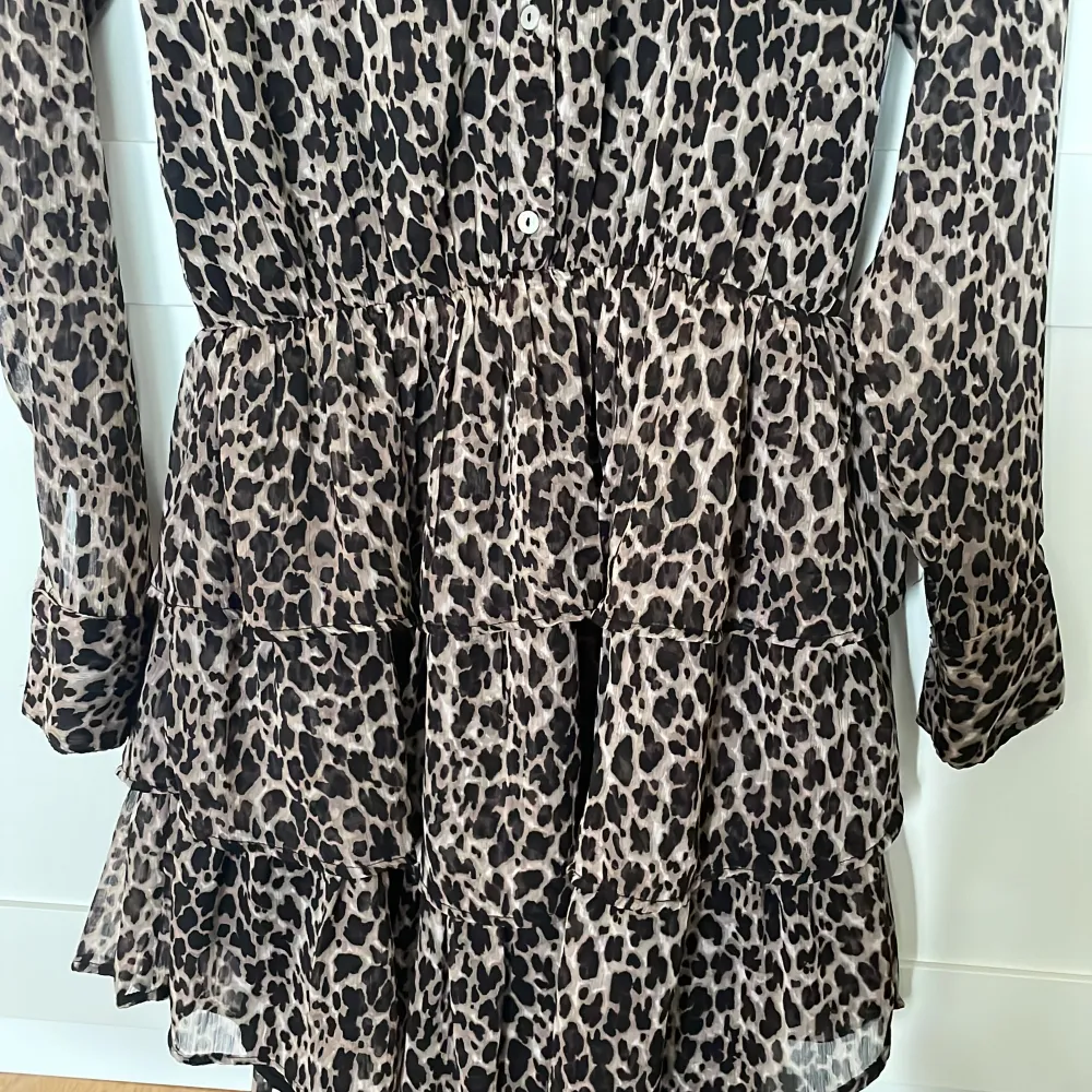 Super fin klänning från Gina Tricot med leopard mönster och volang! . Klänningar.