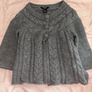 Trekvartsärmad Kofta/Poncho - Jättefin grå kofta/poncho från ellos!!😝 Är i stlk 38 men sitter som 34☀️Passar perfekt på en kylig sommarkväll! Kom priv för mer bilder💕