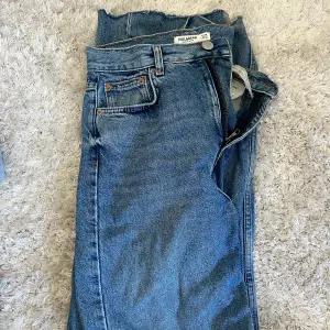 Snygga blå jeans från Pull & Bear som är raka/Bootcut i modellen. Bra skick!