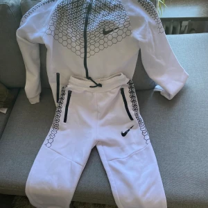 Nike - Den är i okej skick var bara försiktig när du tvättar kläderna