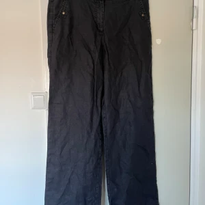 Svarta Linnebyxor - Så snygga svarta linnebyxor från Kappahl! Strl 42 och sitter snyggt lowwaist på mig som har W27 i jeans. Är långa på mig som är 163. Superfint skick.