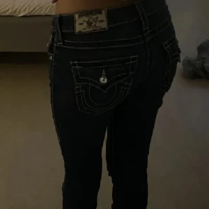 True religion jeans  - Säljer dessa as snygga lågmidjade true religion jeans som sitter såå bra!! De är blåa och har fina diamant detaljer samt coola bakfickor. Kom privat om du vill ha fler bilder eller mått!Skriv innan du köper! ❤️ (pris kan diskuteras vid snabb affär)