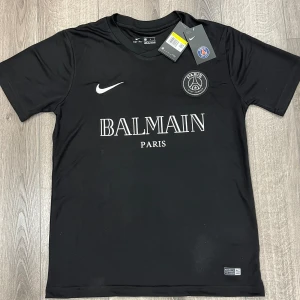 Balmain psg tshirt - Balmain psg tshirt i nyskick tillkommer med påse samt tags hör gärna av dig för fler frågor!! Fast vid mitt pris eftersom helt ny med alla tillbehör