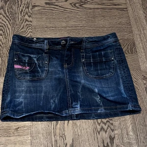 Lågmidjad jeanskjol - Supersnygg lågmidjad minijeanskjol i nyskick!💘