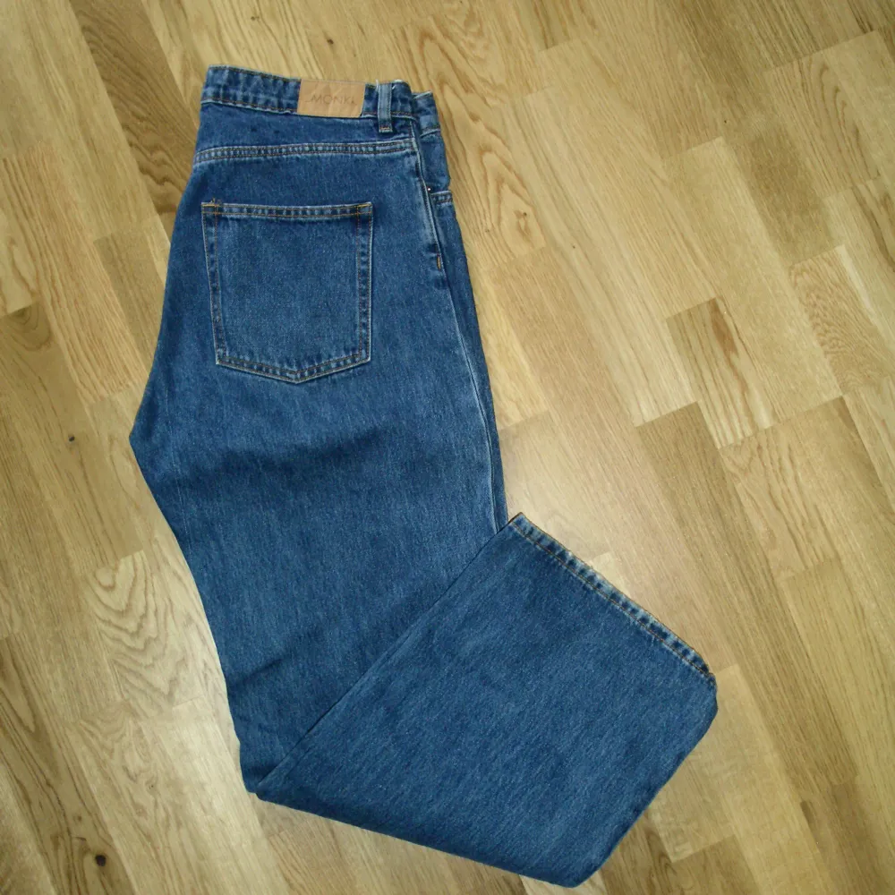 Naoki låg midja vida blå jeans från Monki.  Använd fåtal gånger, i nyskick.. Jeans & Byxor.