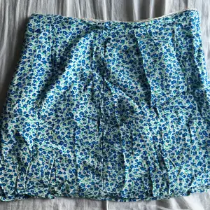 blommig kjol från pull&bear som är väl använd men fortfarande i bra skick, lite missfärgad från solkräm 