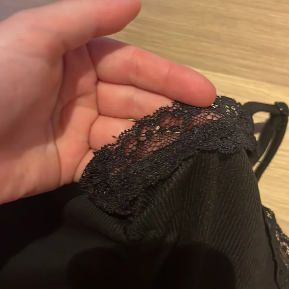 2st svar och vitt spets linne som man får i en duo är i bra skick helt oanvänd 💞. Yläosat.
