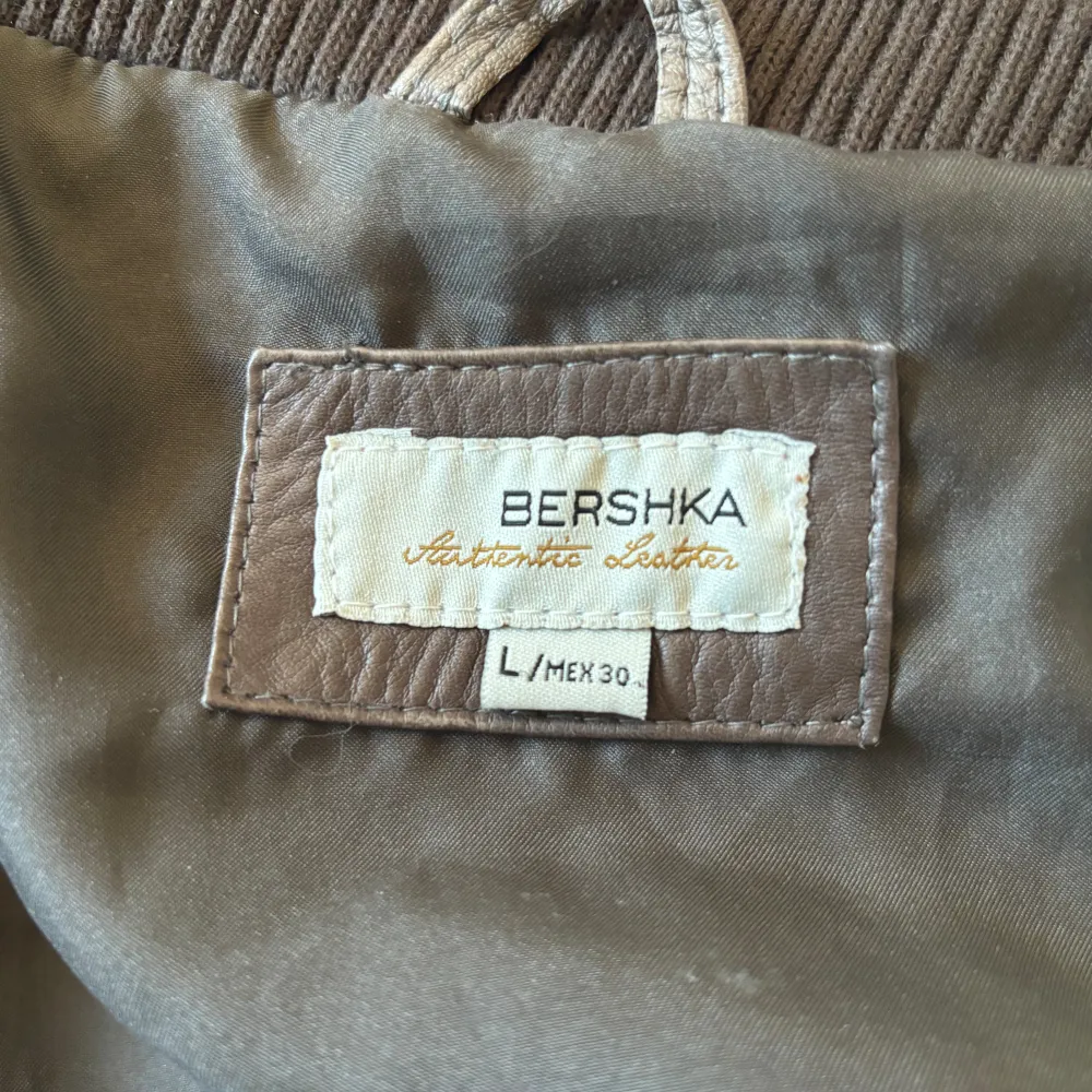 Så sjukt snygg äkta läder jacka från vintage Bershka 🩶 Jag är 168, köp via köp nu direkt eller Swish! Kvar tills markerad som såld ☀️💋. Jackor.