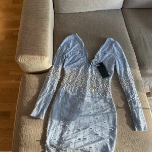 Ljusblå klänning - Klänning från fashion Nova luxe helt oanvänd med prislapp på, stretchig storlek 38-40 köpt för 850 kr med frakt från usa, säljer för 499 exklusive frakt