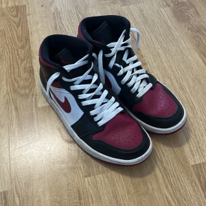 Air Jordan 1 mid bred toe - Säjjer ett par Jordan 1 mid bred toe då dem inte riktigt passar min stil längre Skick:7/10
