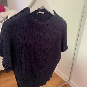 Zara blus - Jättefin blus/t-shirt! Perfekt till sommaren då den inte är så varm! Har använt fåtal gånger! Hör av er vid frågor!❤️❤️