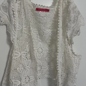 Bolero - Vit bolero med jätte små o fina detaljer. Den är i strl L men passar även M. 