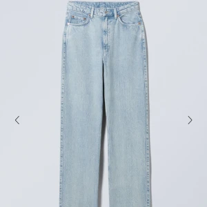 Blåa jeans - Dessa köpte jag från weekday, jättebra skick men försmå för mig tyvärr. Men sitter jättefint! 