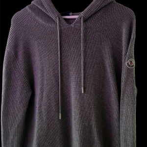 Moncler cashmere hoddie - Säljer nu min moncler cashmere hoddie efter som jag inte har något behov av den längre, Den ör knappt använd och inga skador , både QR kod och nfc tag finns 🤩Ny pris 6999kr❌ mitt pris 3000✅ säljer den för mindre eftersom jag fick den på rabatt 🤯🔥