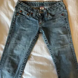säljer dessa supersnygga jeans som har blivit alldeles för små för mej:(