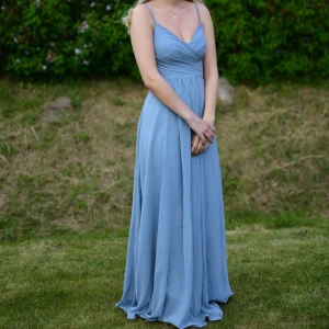 Blå Balklänning - Säljer min fina balklänning från JJs House. Köpte den 2022 och endast använt den en kväll i några timmar. Köpte för ca 1300kr. Jag är 163cm och klänningen är i stl 32🦋. Möts ej upp. Vid frågor, skriv till mig!