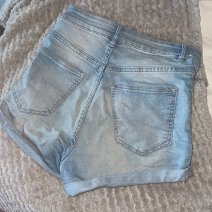 shorts - blåa shorts osm blivit för små i storlek 34