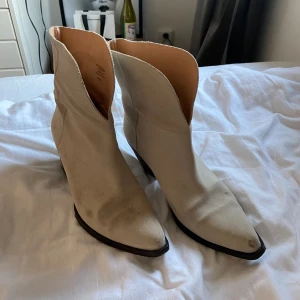 Boots - Jättefina skor som passar olika tillfällen, använda fåtal gånger men har dock en fläck på ena skon! 