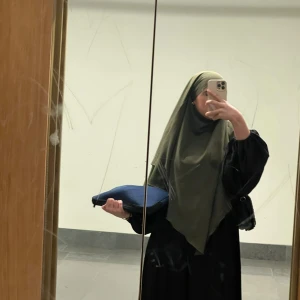 Khimar - Säljer en grön khimar. Den är 2 lager bakifrån. I ny skick, har använt ett fåtal gånger. Köpt för 300. Säljer för 200