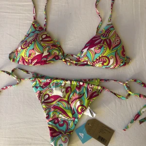 Calzedonia bikini - Superfin bikini men tyvärr för liten för mig. String på trosorna och storlek i topp är 80a/75b/70c💗topp använd typ två gånger men aldrig badat med den och trosorna är aldrig använda 