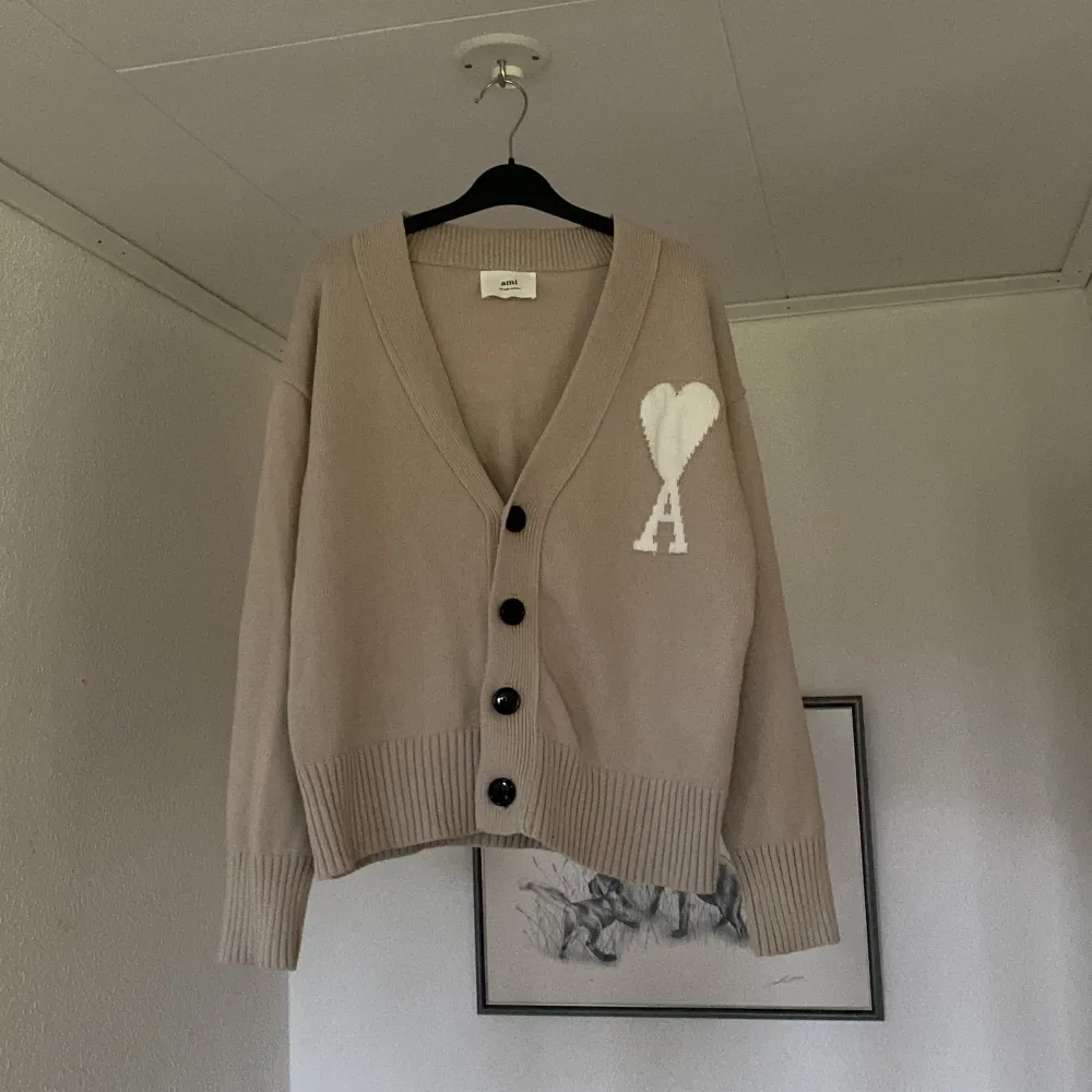 Säljer min ami kofta! (Big Heart Wool Cardigan Light Beige). Riktigt stilren och fräsch kofta som passar till det mesta. Kvitto, ordernummer bekräftelse och allt sånt finns självklart!. Tröjor & Koftor.