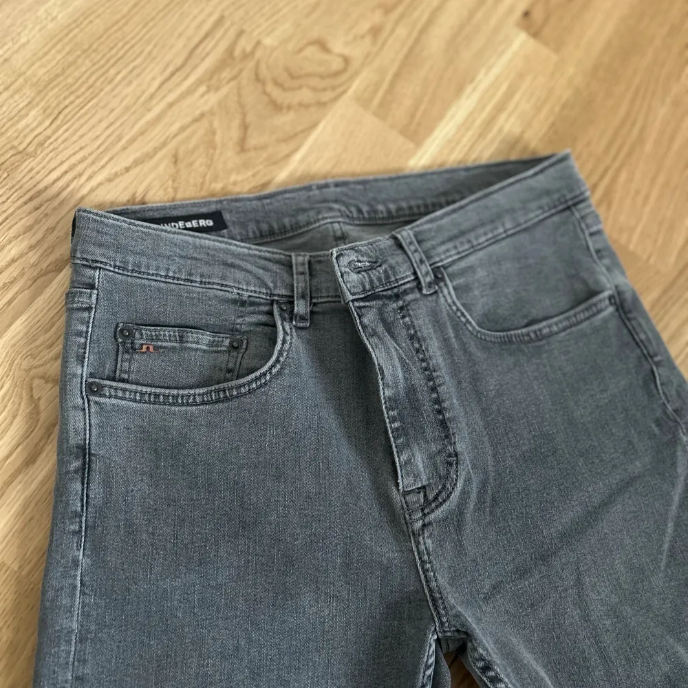 Säljer dessa fräscha jeans från J.Lindeberg. Modell Skinny Straight Leg. Passar perfekt för någon som är cirka 180cm. Mycket bra skick på jeansen! . Jeans & Byxor.