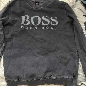 Overzise hugo boss tröja, värmer och har använt den ett fåtal gånger 