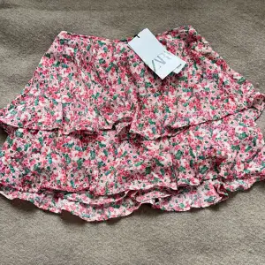 Så så söt sommar kjol med blommönster från zara. Köpt i fjol för 300 kr. Aldrig använd, med lappar kvar. Kjolen har  även shorts under, skriv för fler bilder!💕 Pris är diskuterbart