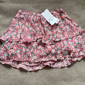 Zara kjol - Så så söt sommar kjol med blommönster från zara. Köpt i fjol för 300 kr. Aldrig använd, med lappar kvar. Kjolen har  även shorts under, skriv för fler bilder!💕 Pris är diskuterbart