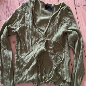 Grön kofta - Superfin grön kofta från asos som tyvärr inte kommer till användning. Storlek 38 och passar Xs-M. 🫶