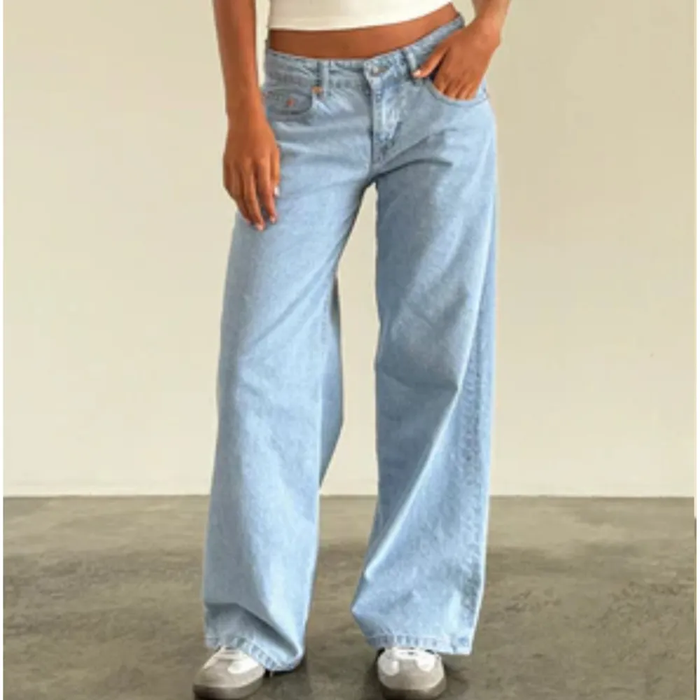 Modell: Roomy Extra Wide Low Rise Jeans In Light Wash Blue  Storlek: W24/L32  Säljer eftersom de är för korta för mig (är ca 170 cm lång för referens). Byxorna satt dock perfekt vid midjan (brukar ha 34/xs)   Pris: 600 exkl. frakt. Jeans & Byxor.