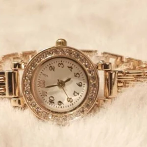 Guldfärgad klocka - Icke äkta guld men en vacker klocka. För stor för mig då jag har smala vrister. Lånad bild. Rekommenderar att justera den. Pris kan diskuteras!🤍