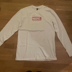 marvel långärmad - helt oanvänd marvel långärmad från herravdelningen på hm. lappen finns kvar. storlek xs men passar mig som brukar använda S/M. 