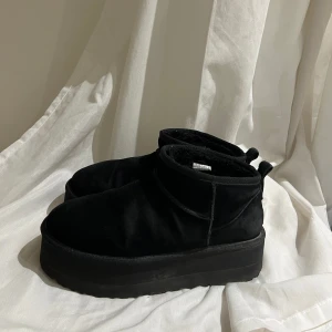 Ugg ultra mini platform - Lite smutsiga men annars i mycket gott skick