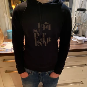 Saint Laurent Hoodie  - Storlek S - Fint skick 9/10✅ - inga defekter - Perfekt nu till våren (Nypris/Retail går för ca 9000kr) - Skriv vid minsta fundering!  (Priset är inte hugget i sten)  Modellen är rätt sällsynt och svår att hitta. 🤙
